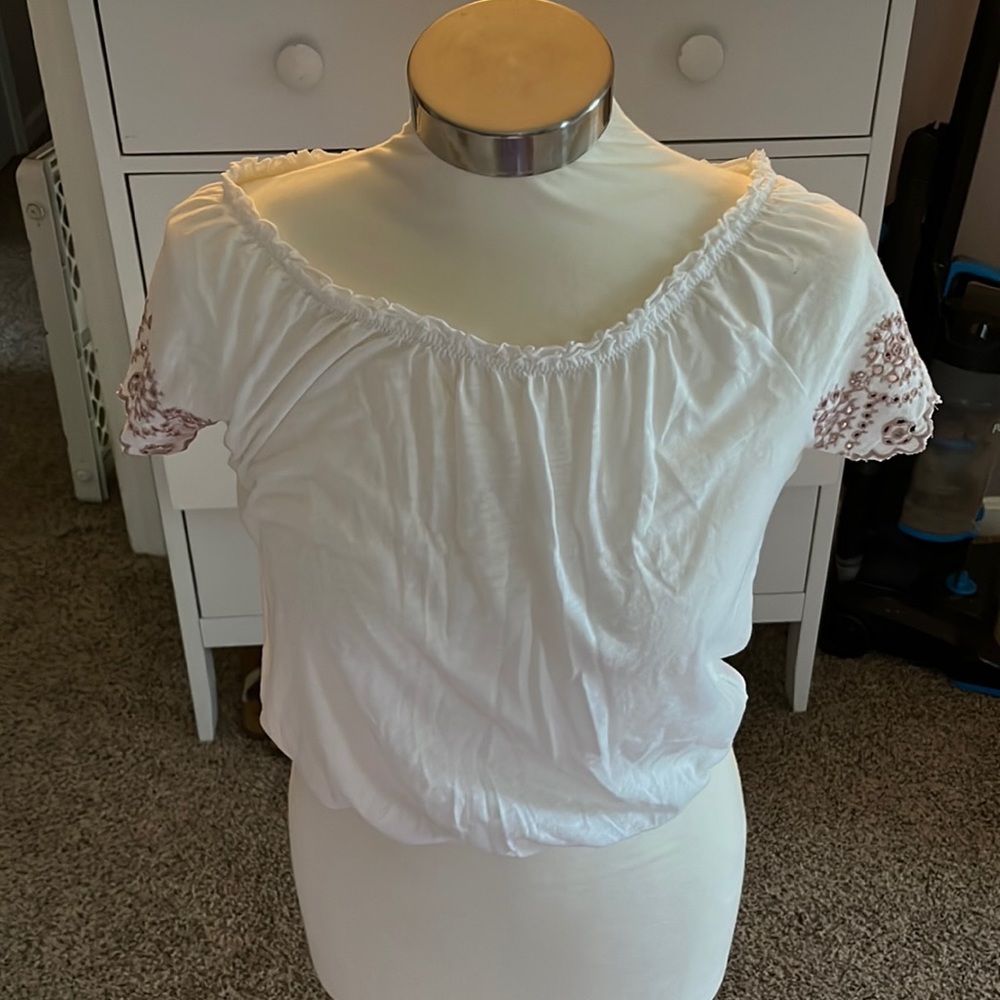 White top with detailed sleeves